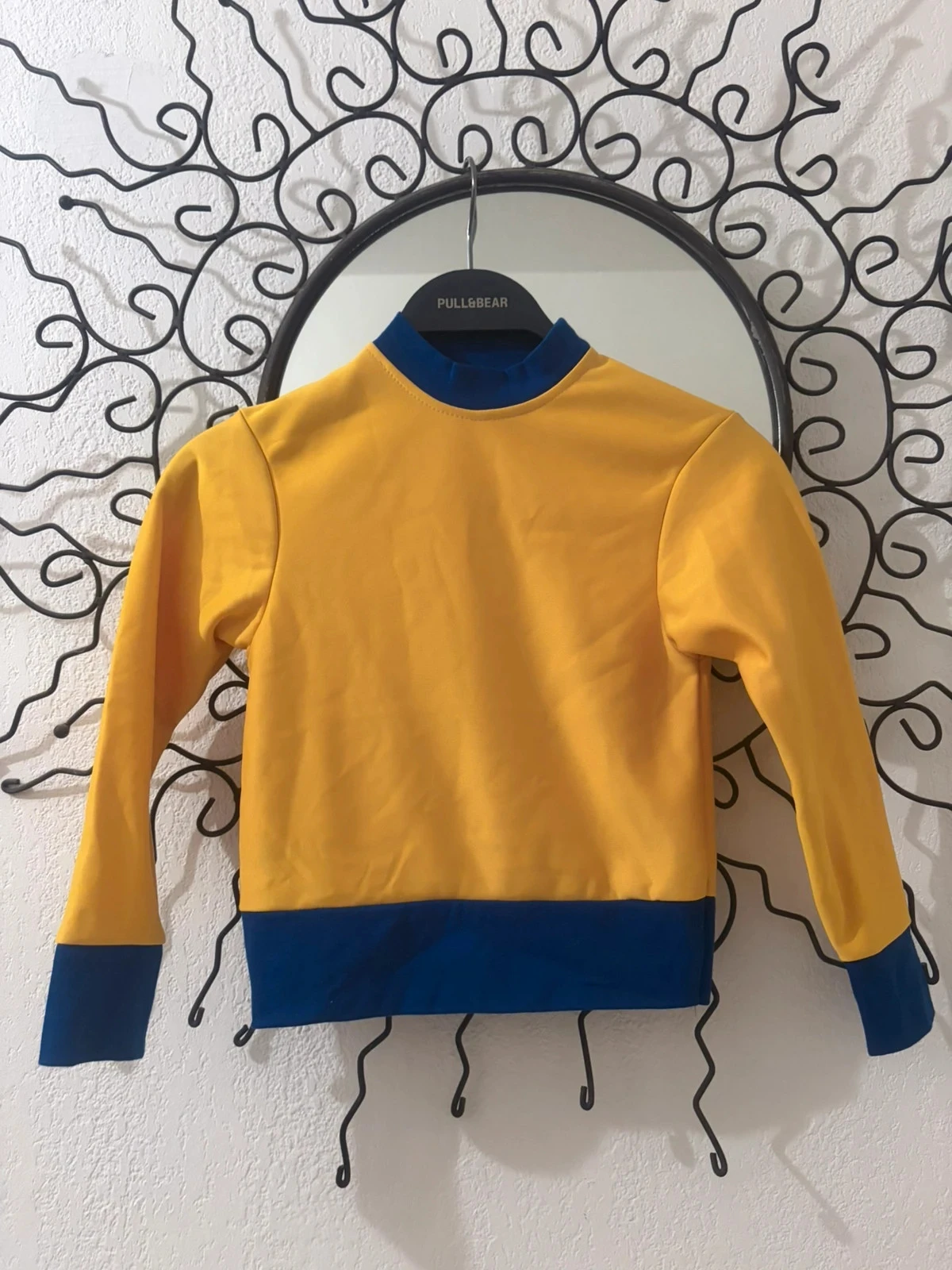 Moletom Bicolore Amarelo e Azul - Tamanho 4/5 anos (6XS) - Visual Esportivo e Dinâmico - Muito Bom Estado – photo 2